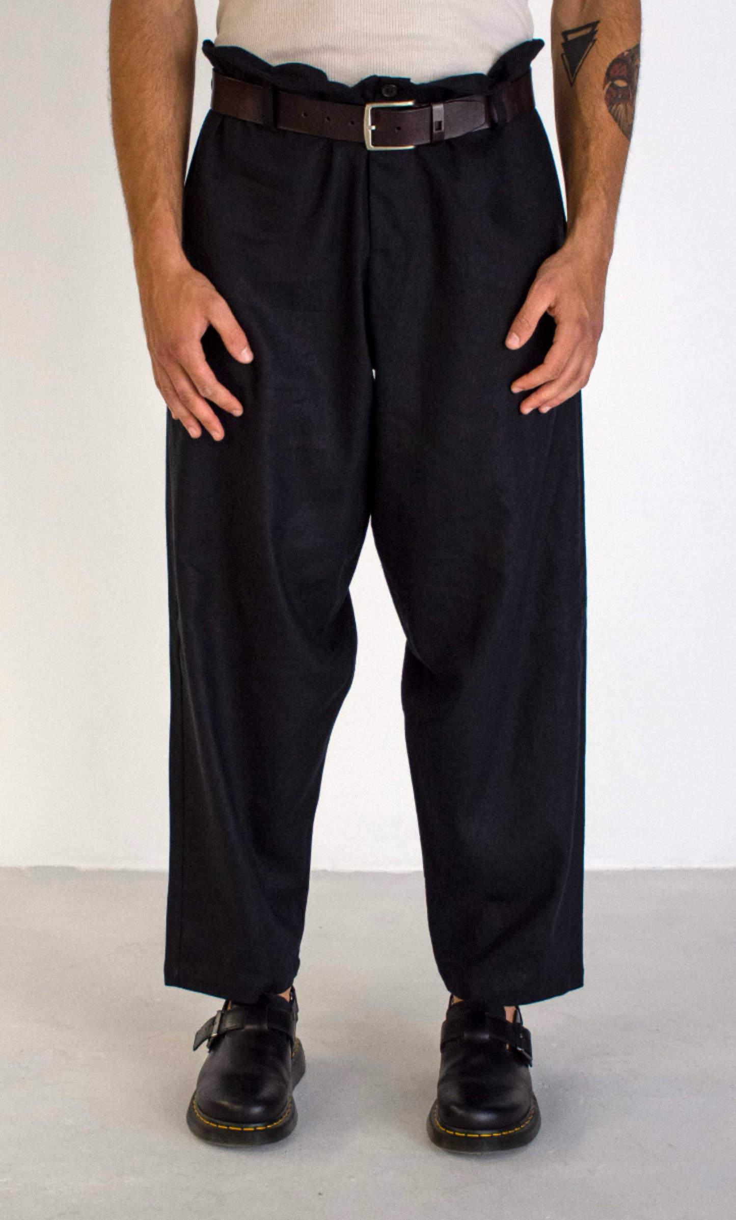 BLACK CONCEALED WAIST WIDE LINEN TROUSERS