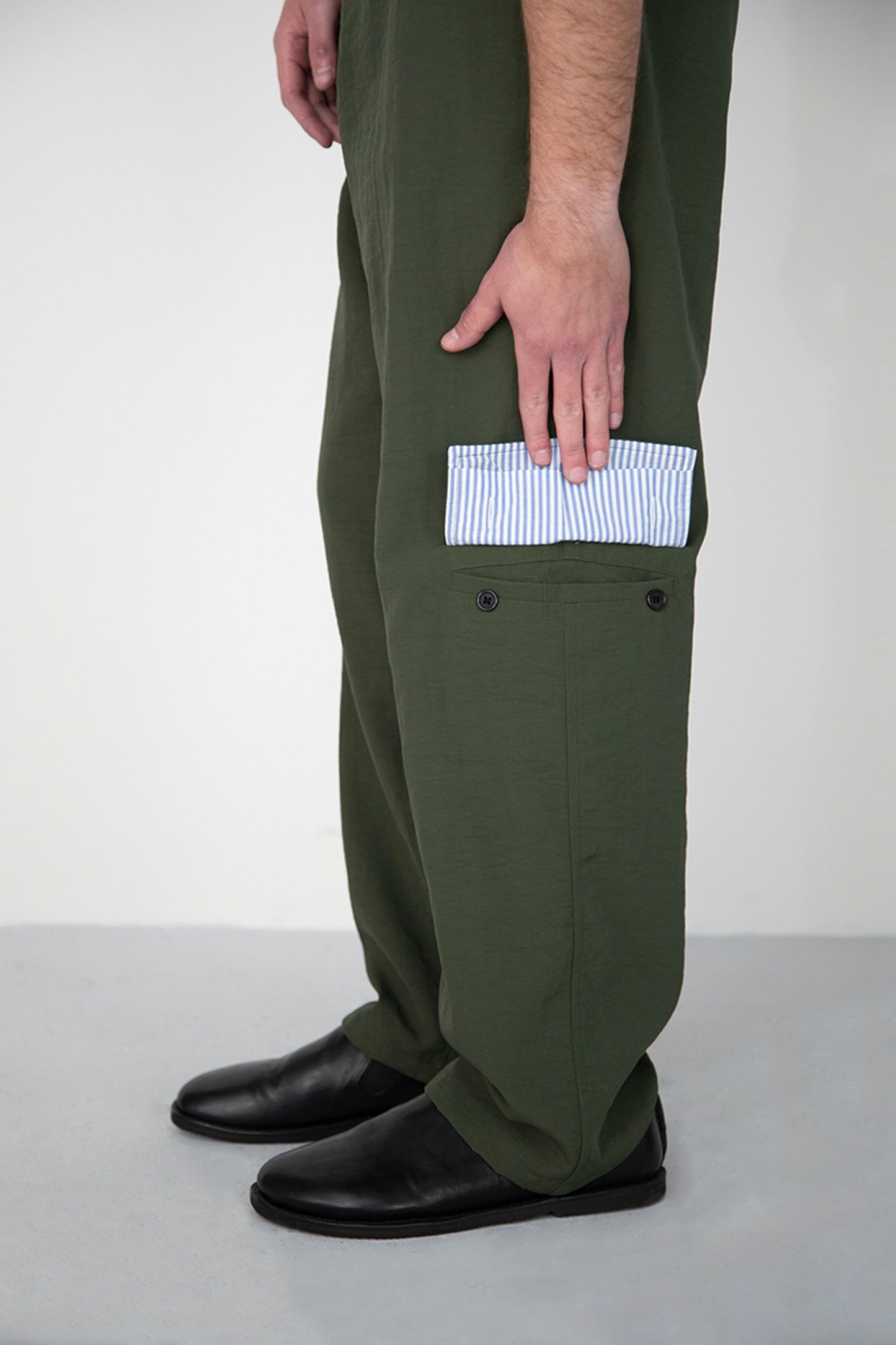 CRINKLED BAGGY KAKI TROUSERS WITH SIDE POCKET