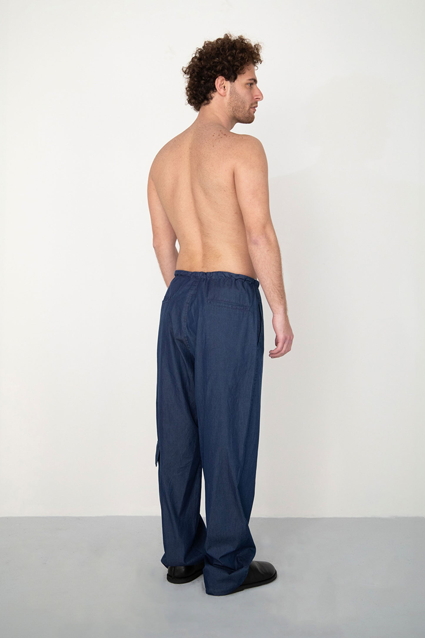 RINSED INDIGO PIGMENT DYED BAGGY TROUSERS WITH SIDE POCKET