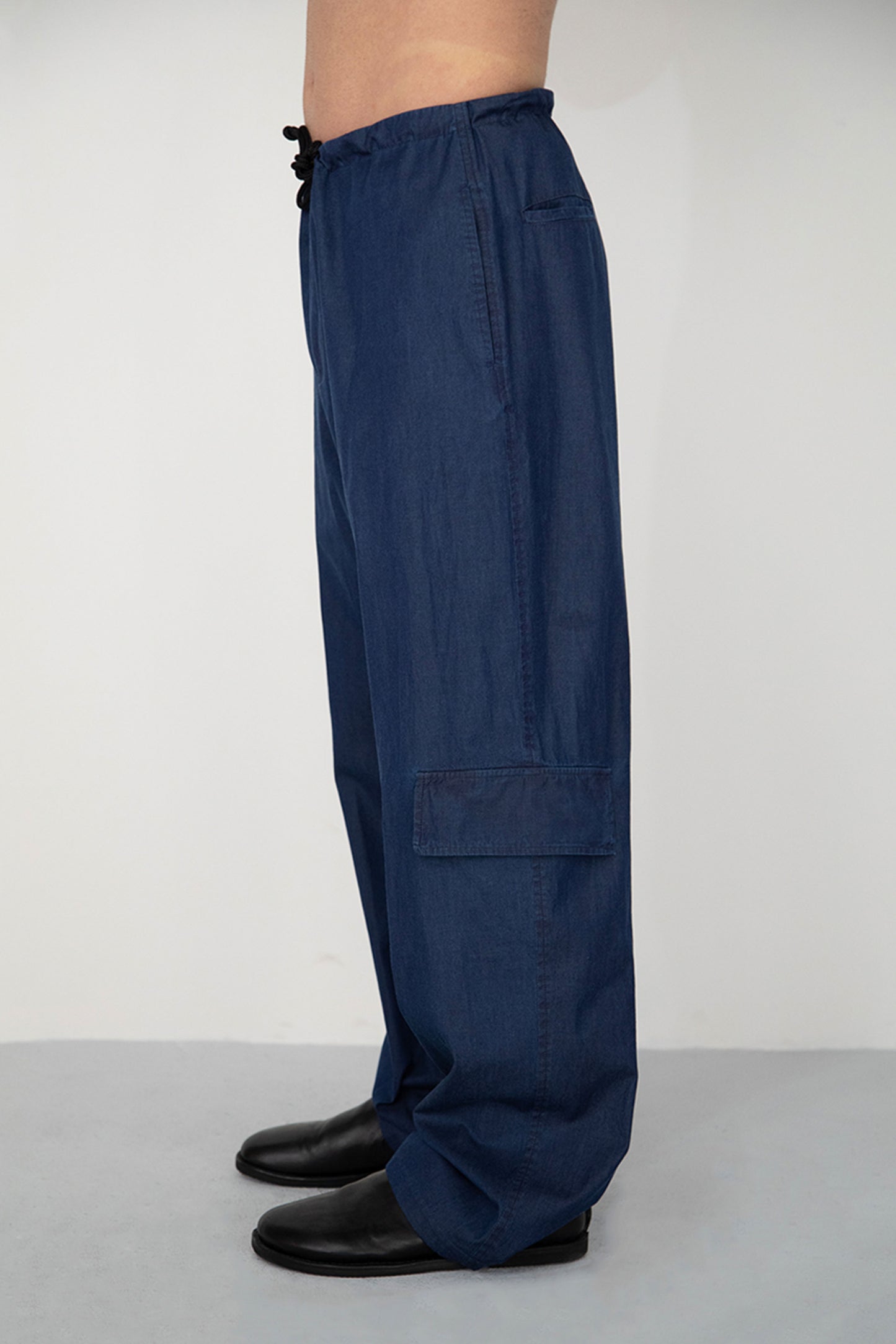 RINSED INDIGO PIGMENT DYED BAGGY TROUSERS WITH SIDE POCKET
