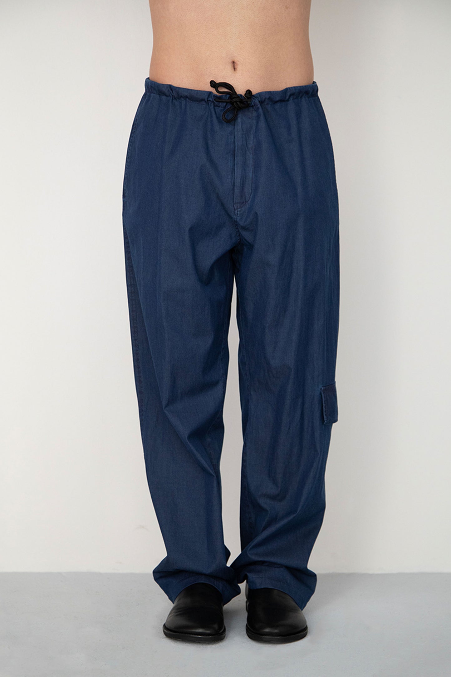 RINSED INDIGO PIGMENT DYED BAGGY TROUSERS WITH SIDE POCKET