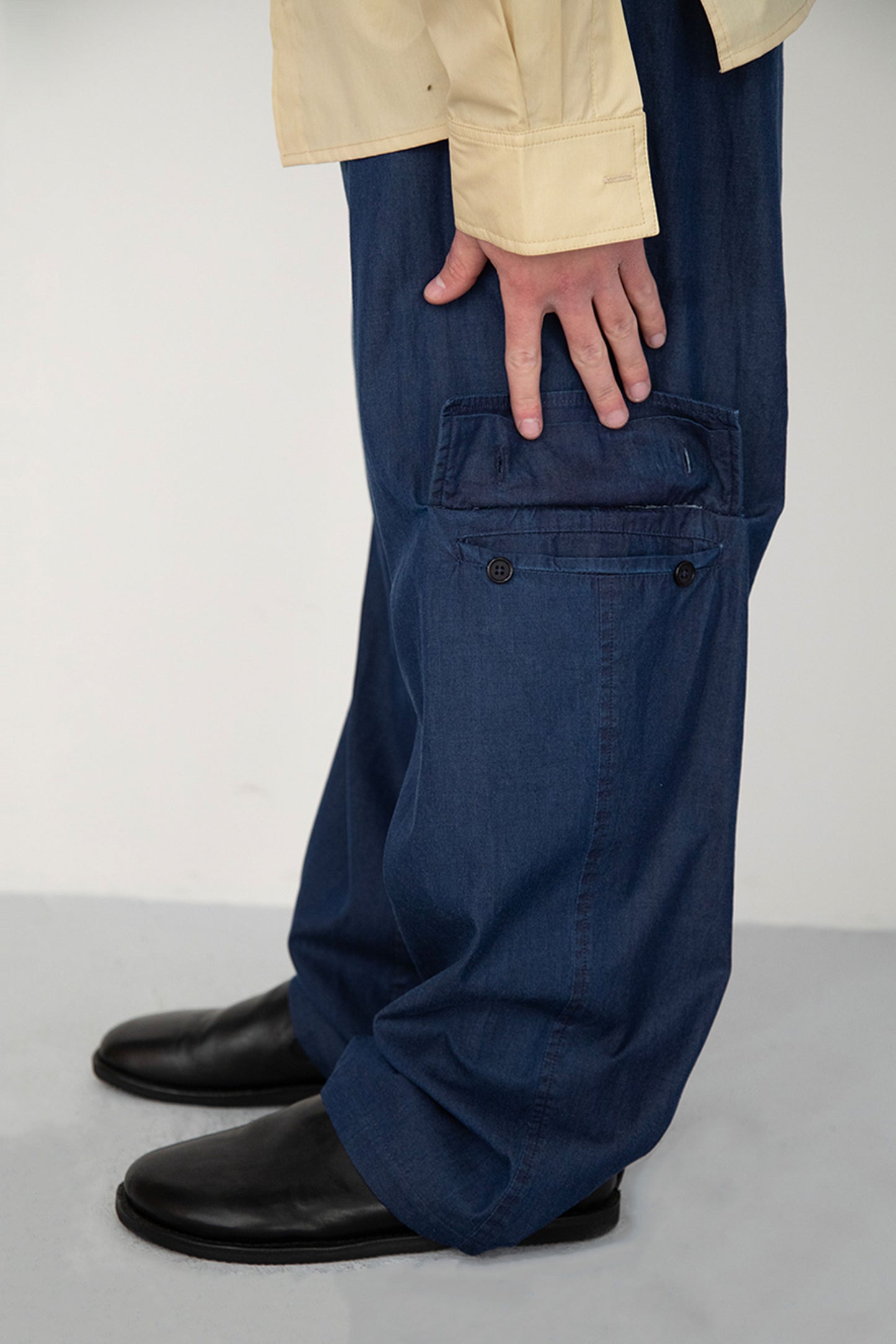RINSED INDIGO PIGMENT DYED BAGGY TROUSERS WITH SIDE POCKET